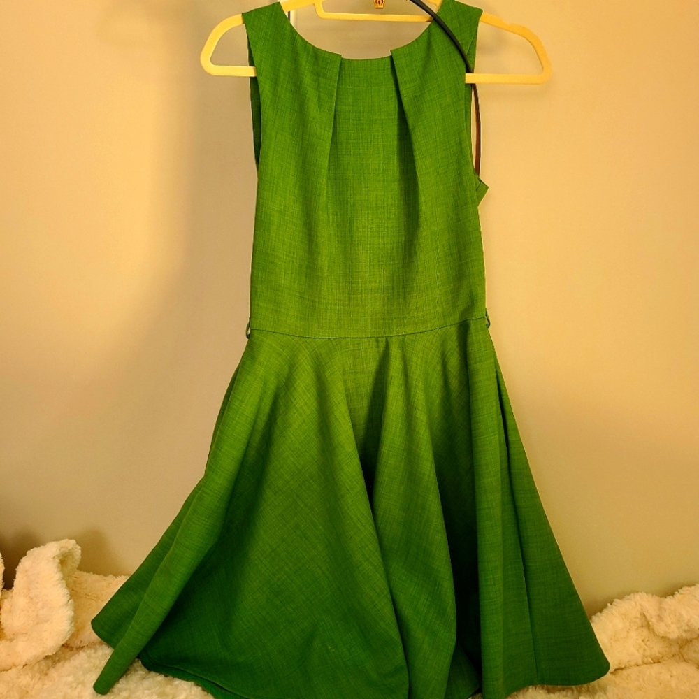 Closet - vibrant green, knit dress. Fitted, knee length. Size 4